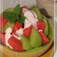 Deser melonowo-arbuzowy z kwasnym sosem jogurtowym