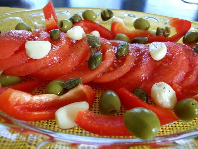 Sałatka pomidorowa z kaparami i oliwkami