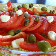 Sałatka pomidorowa z kaparami i oliwkami