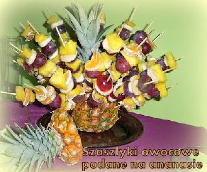 Szaszłyki owocowe podane na ananasie