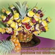 Szaszłyki owocowe podane na ananasie