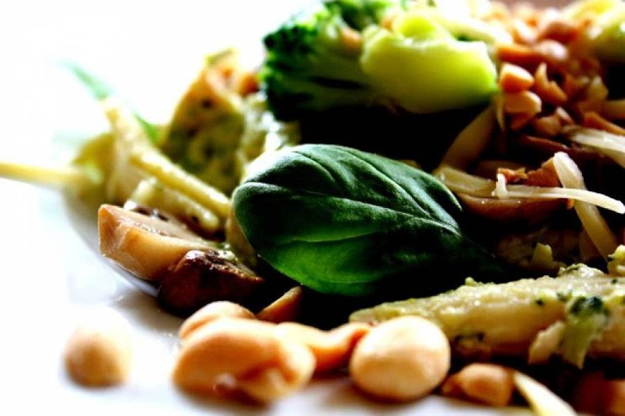 Penne z brokułami, pieczarkami i orzeszkami ziemnymi