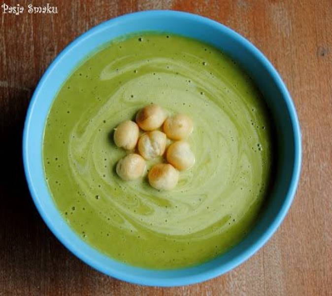 Kremowa zupa z zielonym groszkiem i szparagami