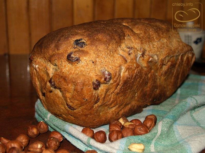 Chleb z orzechami laskowymi