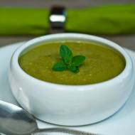 Zielona zupa z groszku z sałatą i boczkiem