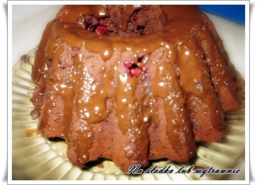 Czekoladowa babka z malinami