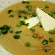 Karmelizowana zupa kukurydziana z ciecierzycą, szczypiorkiem i fetą