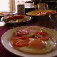 Jajka sadzone z pomidorami
