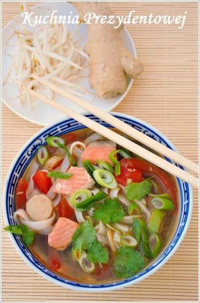 Wietnamska kwaśna zupa z łososiem (Canh chua ca hoi)