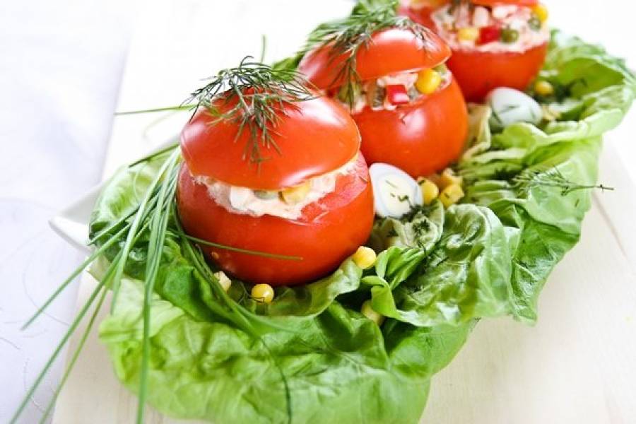 Pomidorowe kapeluszniki z kolorową sałatką