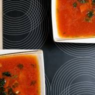 Zupa pomidorowa z korzeniem imbiru i pietruszką