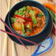 Tajskie czerwone curry z kurczakiem i ziemniakami           (Geang phed gai)