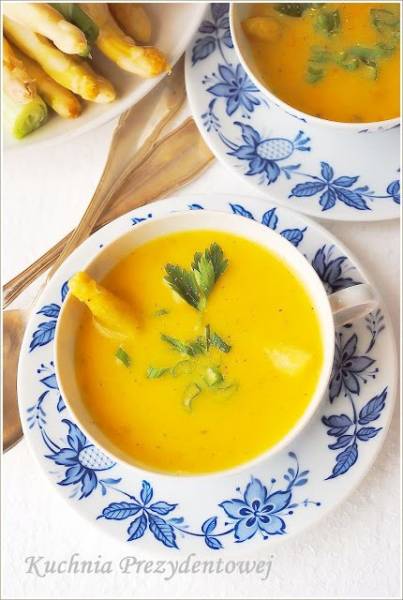 Szparagowa zupa-krem z pomarańczowym pieprzem