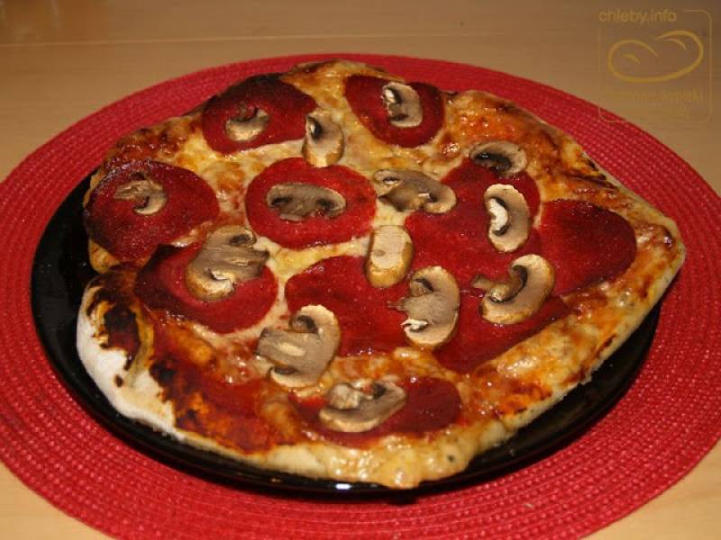 Pizza pepperoni na ziołowym spodzie