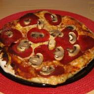 Pizza pepperoni na ziołowym spodzie