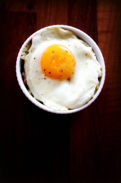 Jajko sadzone na makaronie ze świeżym szpinakiem