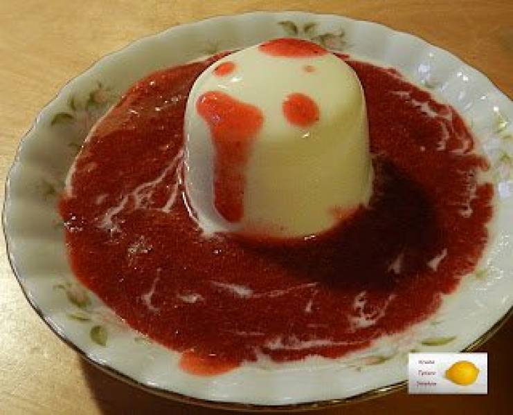 Panna cotta w sosie truskawkowym