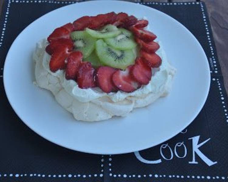 Beza Pavlova z kiwi i truskawkami