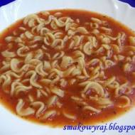 Zupa pomidorowa w akompaniamencie bazylii i makaronu