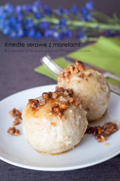 Knedle serowe z morelami w orzechowej polewie