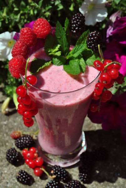 Pink smoothies (z letnich owoców z bazylią i miętą)