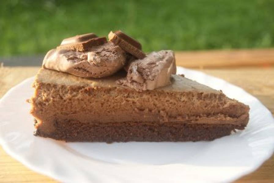 Ciasto czekoladowe z musem czekoladowym podane z lodami czekoladowymi.
