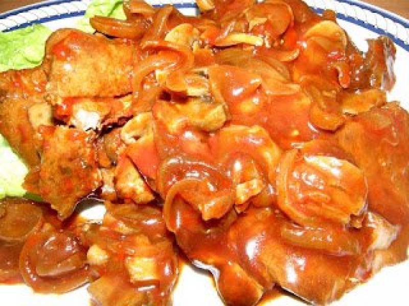 karkówka z pieczarkami w pomidorowym sosie
