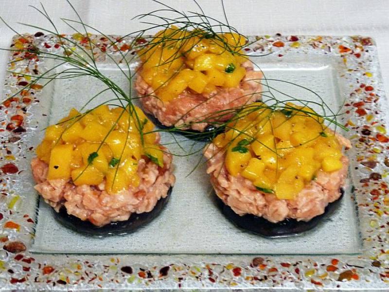 Tatar z łososia z salsą z mango