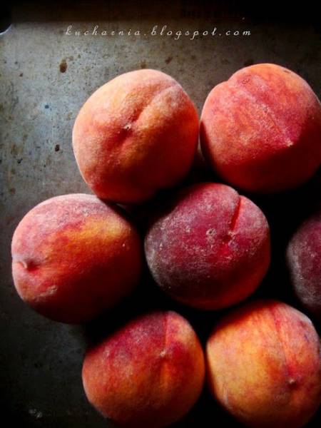 Zbiorowy błogostan w szczelinie dnia i stół. A na nim brzoskwinie. Poached peaches with raspberries.