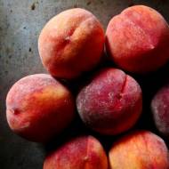 Zbiorowy błogostan w szczelinie dnia i stół. A na nim brzoskwinie. Poached peaches with raspberries.