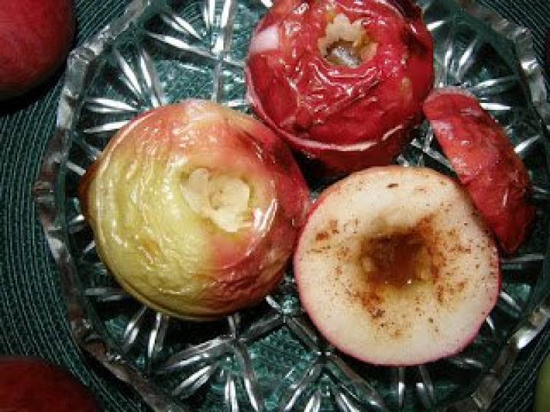 Jabłka pieczone z cukrem i cynamonem.