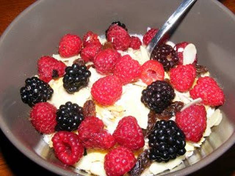 Śniadanie mistrzów - domowe musli i jogurt.