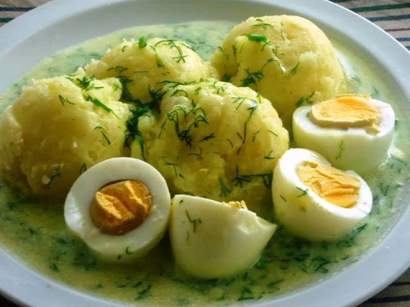 Jajka z ziemniakami w sosie koperkowym