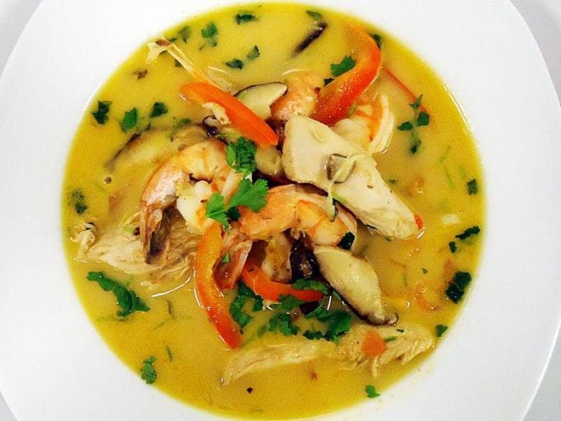 Tajska zupa cytrynowa z kurczakiem i krewetkami