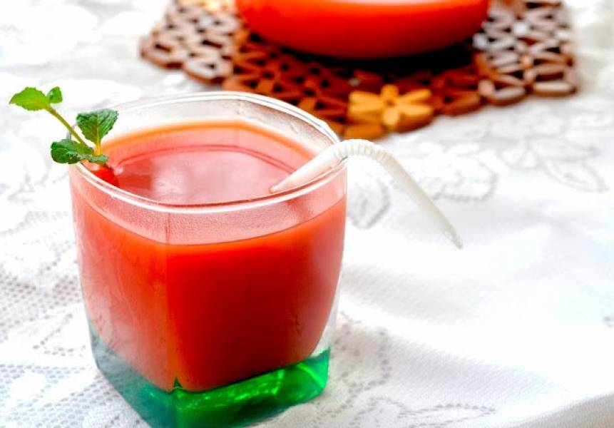 Napój z soku pomidorowego  z sokiem z kiszonej kapusty