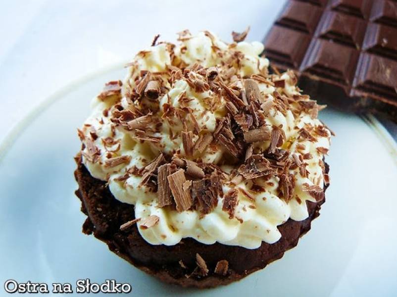 Kakaowe muffinki z kremem kokosowym i czekoladą
