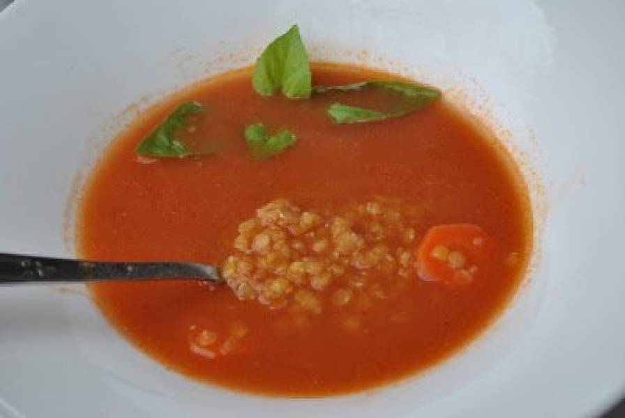 Zupa pomidorowa z soczewicą i chili