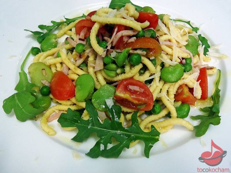 Spaghetti z bobem i zielonym groszkiem