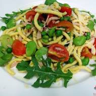 Spaghetti z bobem i zielonym groszkiem