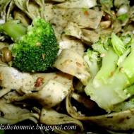 Makaron z brokułami, sezamem i orzechami