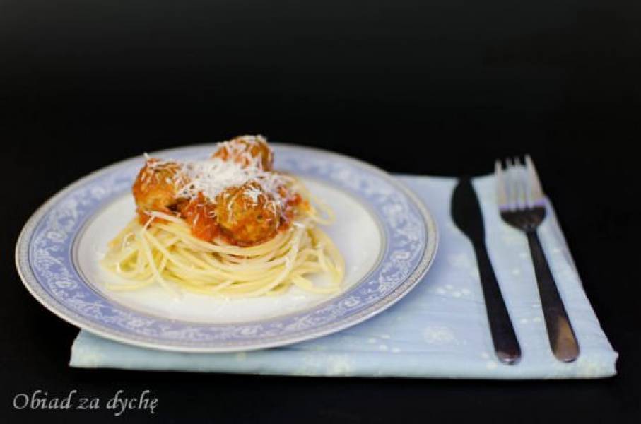 Spaghetti z pulpecikami i sosem pomidorowym