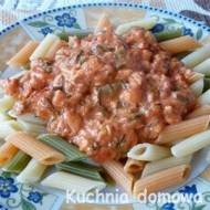 Makaron penne z sosem łososiowo-pomidorowym