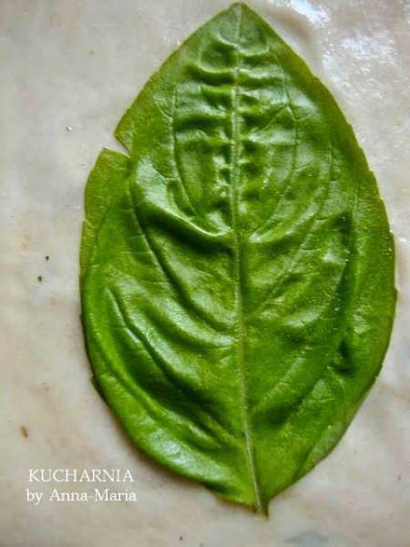 Niezłe ziółko i nowe szaty Pana Krakersa. Basil and thyme flatbread crackers.