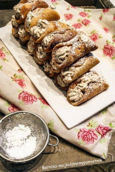 Cannoli z bitą śmietaną i czekoladą