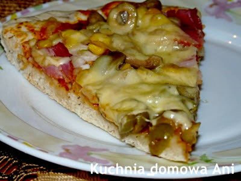 Pizza z oliwkami na bazyliowym cieście
