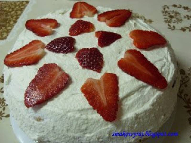 Tort Walentynkowo – półrocznicowy, biszkoptowo – princepolkowy, z truskawkami i bitą śmietanką.