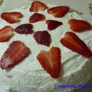 Tort Walentynkowo – półrocznicowy, biszkoptowo – princepolkowy, z truskawkami i bitą śmietanką.
