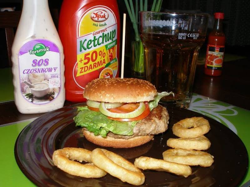Prawdziwie amerykański burger z krążkami cebulowymi