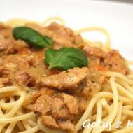 Spaghetti z szynką i sosem śmietanowym