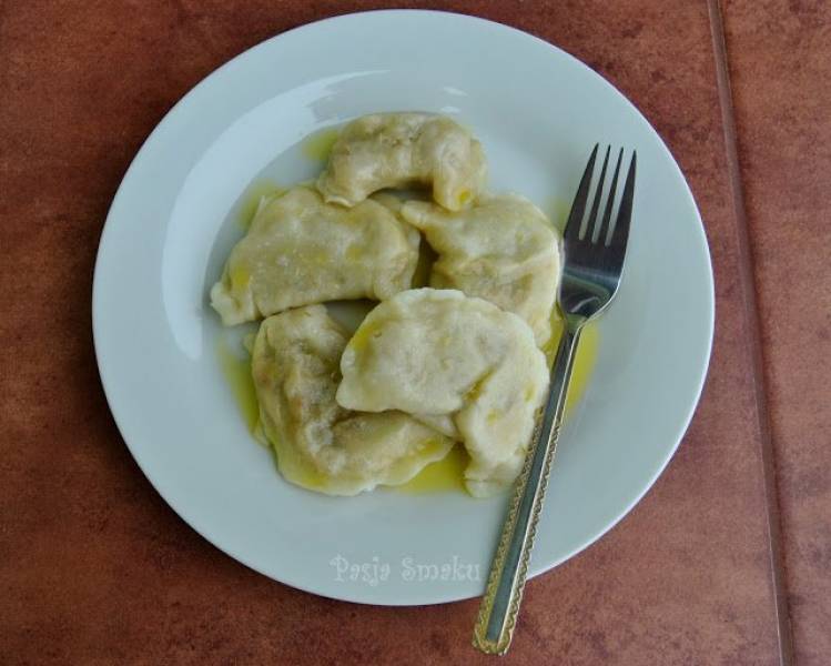 Pierogi z kapustą i grzybami oraz olejem lnianym